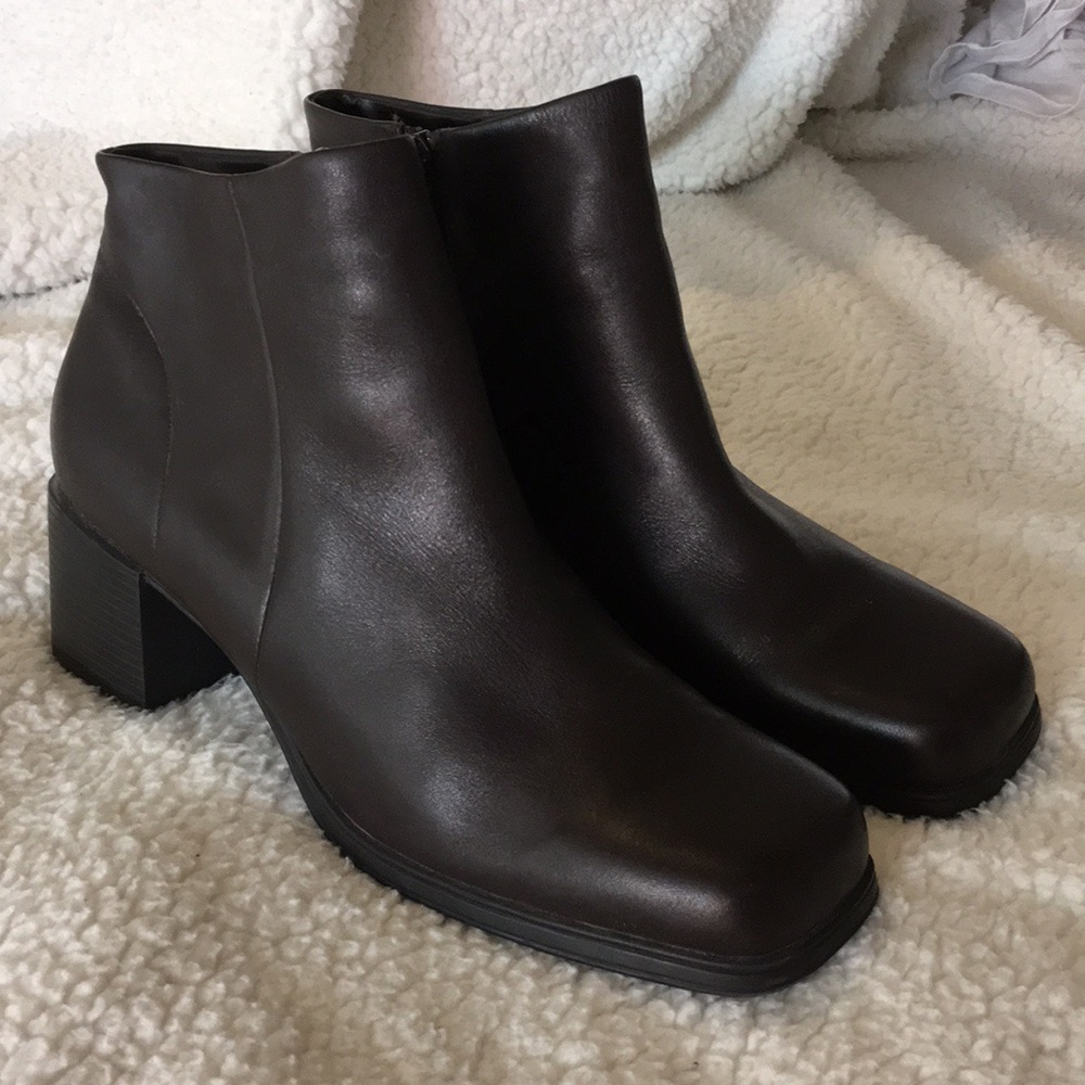 Bass brown leather zip ankle boots
